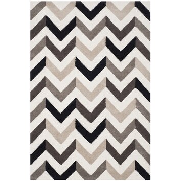 Safavieh Cambridge Ivory & Black Chevron Area Rug